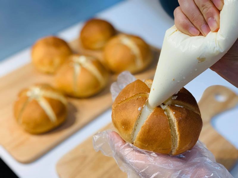 Cách làm bánh mì phô mai bơ tỏi bằng nồi chiên không dầu (1)
