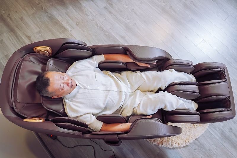 Tận hưởng tính năng tuyệt vời của ghế massage toàn thân Nhật Bản